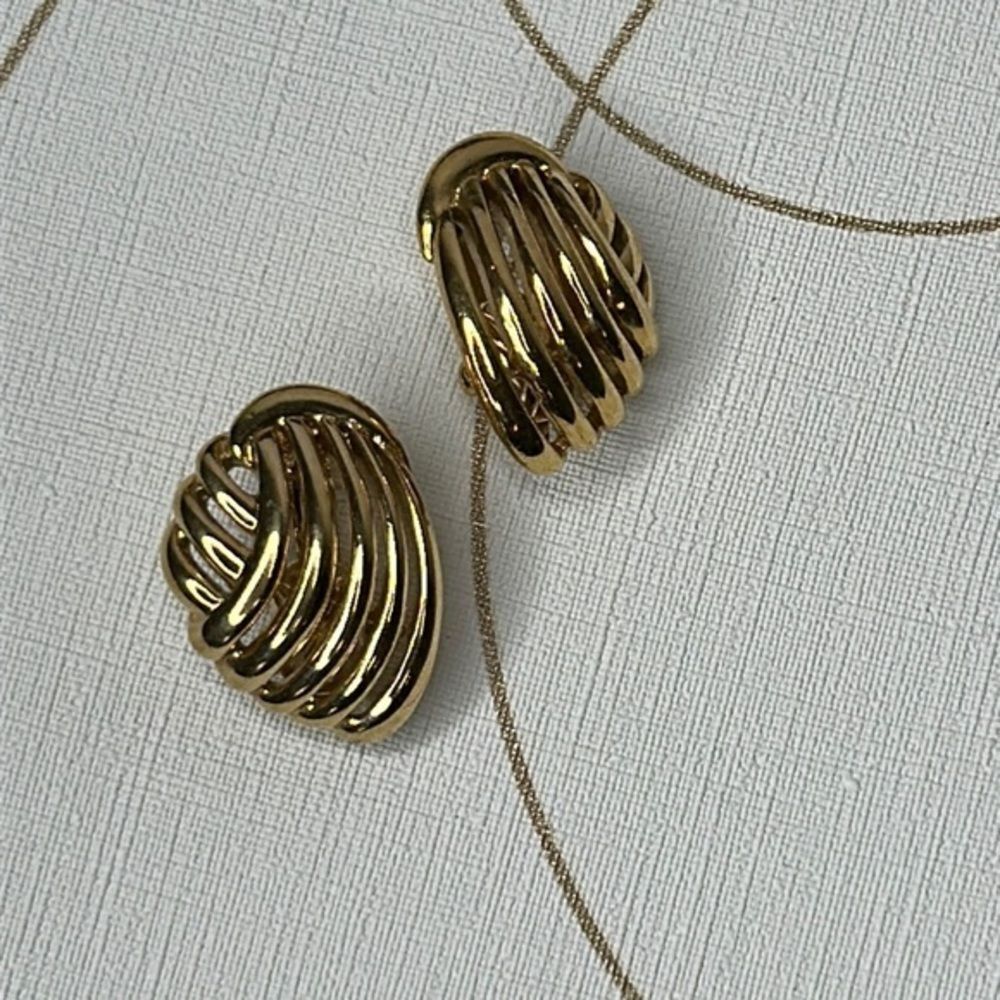 Trifari vintage, gold toned clip on earrings
